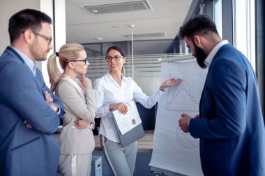 Genç iş adamı meslektaşlarına sunum yapıyor..