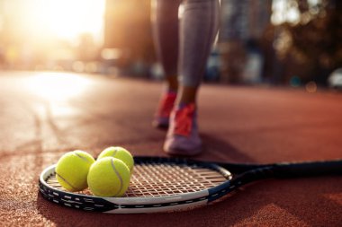 Tenis kortunda raket ve top yakın..