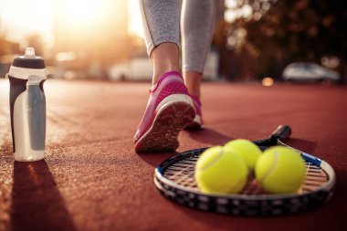 Tenis kortunda raket ve top yakın..