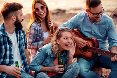 Arkadaşlarla harika vakit geçirmek, bira içmek ve birlikte eğlenmek..