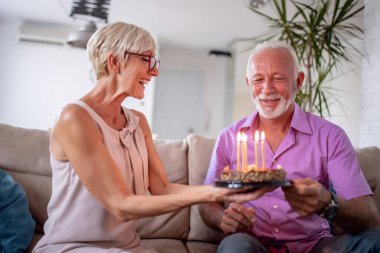 Son sınıf çifti evde doğum gününü kutluyor..