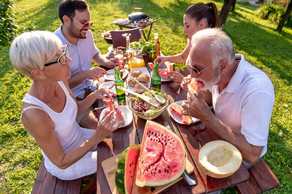 自然の中で昼食を楽しみながら家族の2世代 レジャー 食べ物 人々と休日の概念 — ストック写真