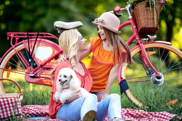 Familie Hebben Een Geweldige Tijd Het Park Moeder Dochter Genieten — Stockfoto