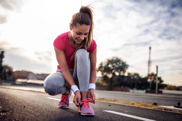 Fitness Kobieta Biegacz Wiązania Buty Przed Bieganiem — Zdjęcie stockowe