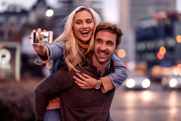 Feliz Joven Pareja Tomando Selfie Calle — Foto de Stock