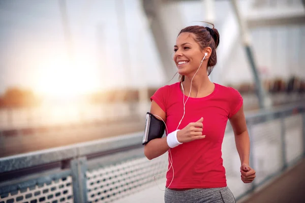 Fitness Vrouw Oefening Buiten Zonnige Zomerochtend Muziek Luisteren — Stockfoto