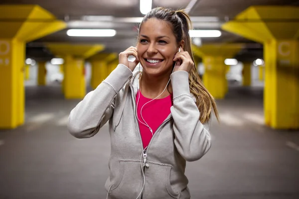 Jonge Fitnessvrouw Training Garage Tijdens Het Luisteren Naar Muziek Fitnes — Stockfoto