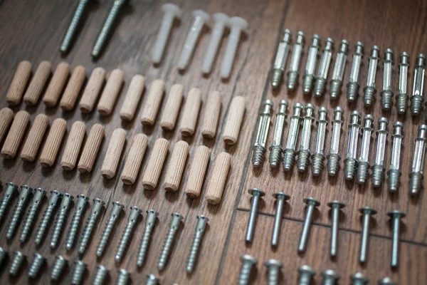 木地板家具组装用顶部视图组件 Dowel Bolt Screw 组装家具的工具 Diy概念 — 图库照片