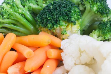 Karışık pişmiş sebze yakın çekim. Sağlıklı yemek. Karnabahar, havuç ve brokoli.