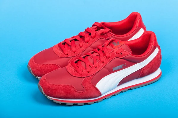 Varna Bulgarije Juni 2017 Red Puma Sportschoenen Blauwe Achtergrond Puma — Stockfoto