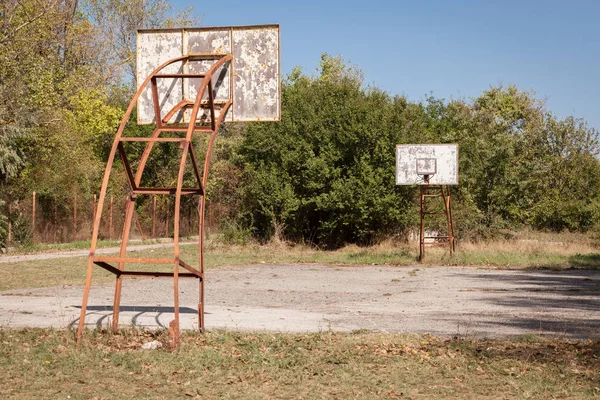 旧的废弃学校运动场或校园为篮球 — 图库照片