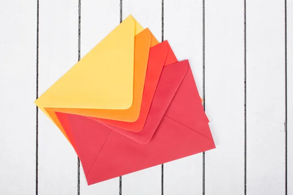 Envelopes Coloridos Sobre Fundo Madeira Branco — Fotografia de Stock