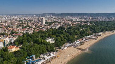 Güzel cityscape Varna şehir, Bulgaristan üzerinden. Panoramik havadan görünümü.