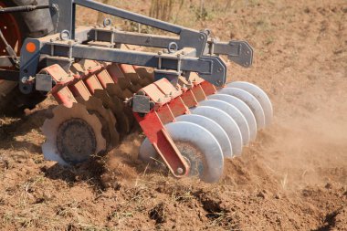  Bir disk harrow sisteminin, yakın çekim, toprak yetiştirmek