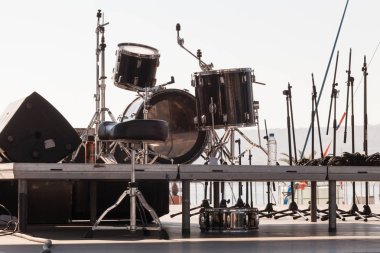 Gösteriden önce davul ile performans sahne. Bir konserden önce sahne arkasında