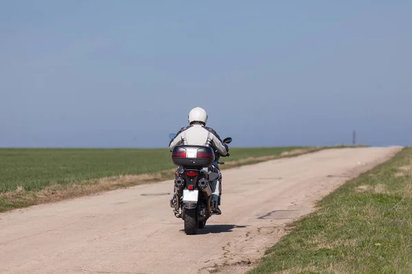 Motociclista Numa Mota Dirigir Estrada Vazia Uma Viagem Passeio Moto — Fotografia de Stock