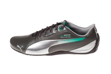 Varna, Bulgaristan - 13 Mayıs 2016: Puma Drift Cat 5 Mercedes spor ayakkabı. Puma, büyük bir Alman çok uluslu şirket. Beyaz izole. Ürün görüntüleri