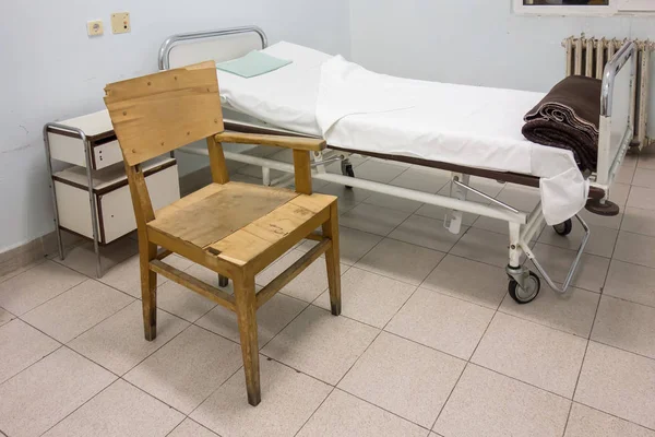 Hastane Odasında Yatak Eski Sandalye — Stok fotoğraf