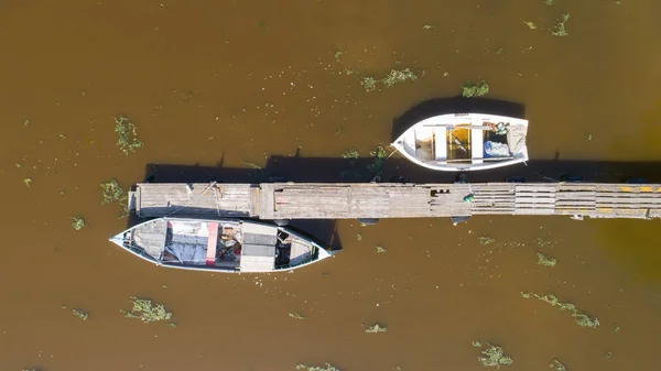 Eenzame Vissersboten Houten Pier Het Meer Luchtfoto Bovenaanzicht — Stockfoto