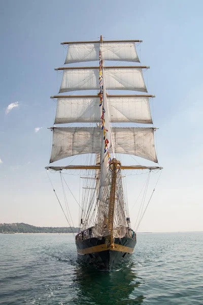 Viejo Barco Histórico Yate Con Velas Blancas Navegando Mar —  Fotos de Stock