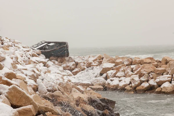 冬季风暴后搁浅在岸边的渔船 — 图库照片
