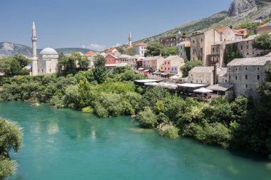 Mostar Şehir güzel görünümü. Nerteva Nehri ve eski şehir, Mostar, Karadjozbegova Camii ile. Bosna Hersek.
