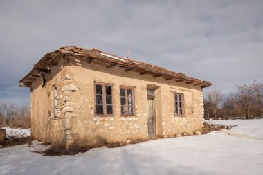 Kışın eski terk edilmiş köy evi