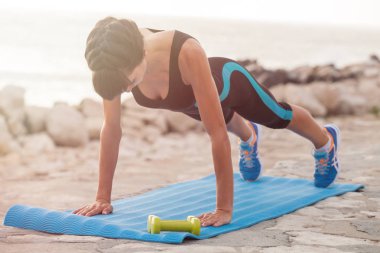 Sahilde, eğitim fitness kadın egzersiz. Konsept Spor sağlıklı yaşam tarzı