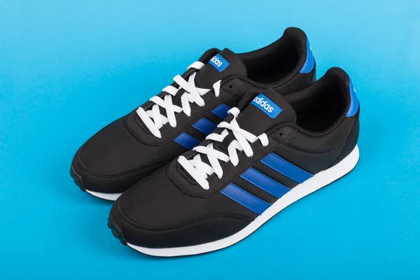 Varna Bulgaristan Temmuz 2018 Adidas Racer Spor Ayakkabı Mavi Zemin — Stok fotoğraf