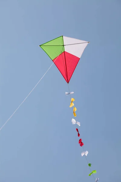 五颜六色的风筝飞在美丽的蓝色天空 — 图库照片