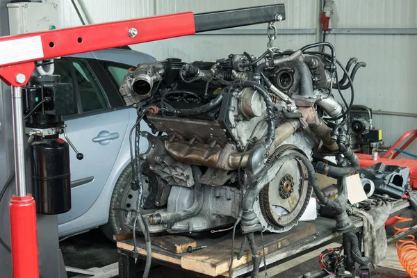 修理工場で車のエンジン エンジン リペア サービス ステーション — ストック写真
