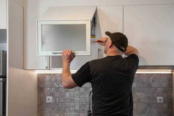 Carpentiere Che Lavora Sulla Nuova Cucina Handyman Che Fissa Una — Foto Stock