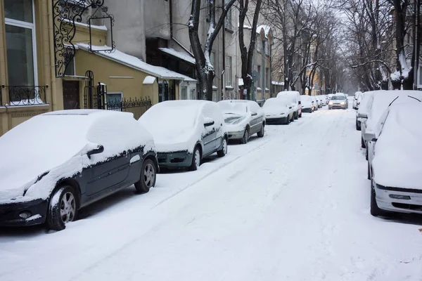 Városi Utca Hóvihar Után Havas Autók — Stock Fotó