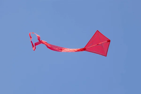 红色的风筝在美丽的蓝天飞翔 — 图库照片
