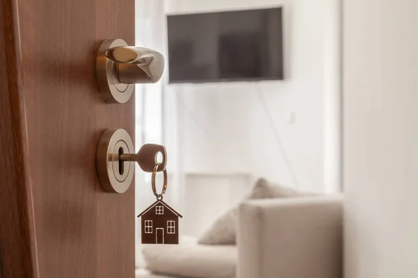 Buka Pintu Rumah Baru Gagang Pintu Dengan Kunci Dan Rantai — Stok Foto