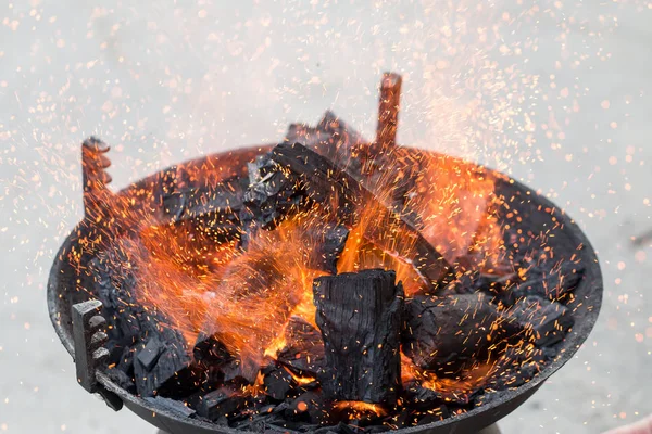 Grill Holzkohle Und Flammen — Stockfoto