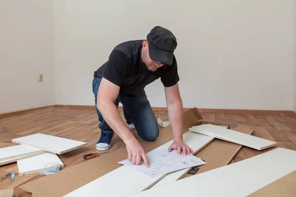 Man Dressed Casual Assembling Furniture New House Carpenter Repair Assembling — Stock Photo, Image