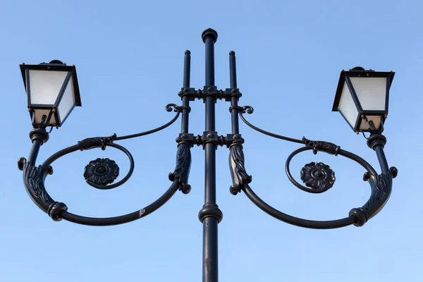 Velho Poste Luz Rua Céu Azul — Fotografia de Stock