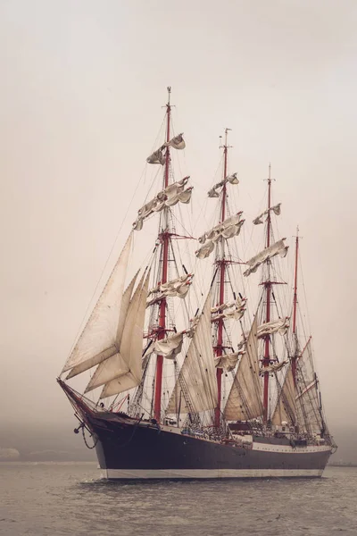 Старый Корабль Плывущий Море — стоковое фото
