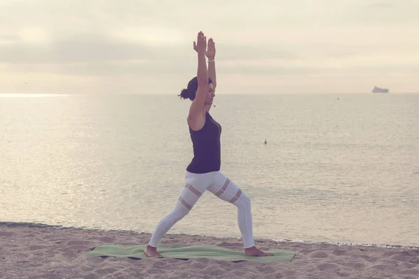 Жінка Практикує Йогу Пляжі Спорт Відкритому Повітрі Здорове Життя — стокове фото