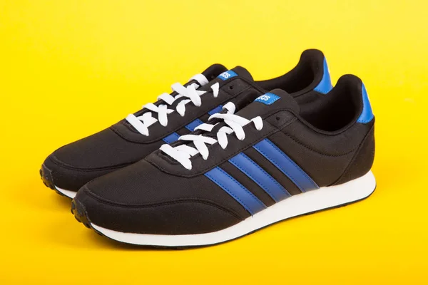 Varna Bulgária Julho 2018 Adidas Racer Sapatos Desporto Sobre Fundo — Fotografia de Stock