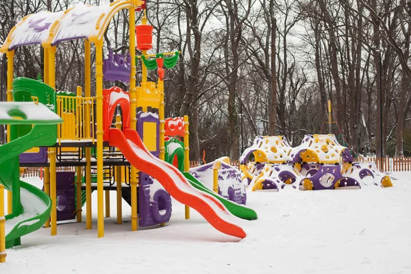 Parco Giochi Bambini Con Neve Vuota Nel Parco Inverno — Foto Stock