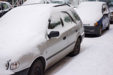 Kar fırtınasından sonra şehir caddesi. Karla kaplı arabalar.