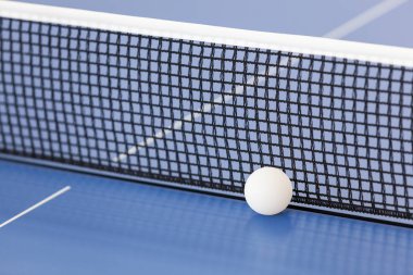 Masa tenisi topu ve net. Ping pong. Spor kavramı. 