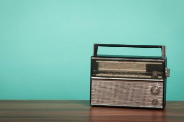 Eski radyo yeşil arka plan önünde masada. Vintage tarzı fotoğraf
