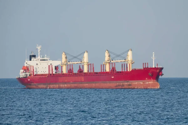 Μεγάλο Κόκκινο Φορτηγό Πλοίο Πλέει Στην Ανοικτή Θάλασσα — Φωτογραφία Αρχείου