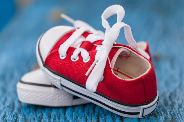 Rode Baby Sneakers Houten Blauwe Achtergrond — Stockfoto