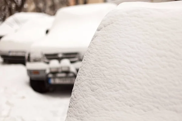 Bilar Täckt Nysnö Extrema Snöfall Staden — Stockfoto