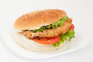 Beyaz tabakta klasik tavuk hamburger