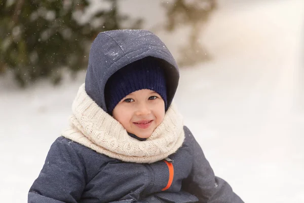 Felice Bambino Nella Neve Invernale — Foto Stock